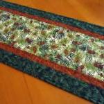 Pine Cones Quilted Table Ru..